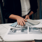 Ristrutturare o arredare una casa può sembrare un’impresa entusiasmante, ma spesso nasconde insidie legate a scelte sbagliate, sprechi di tempo e budget fuori controllo. È qui che entra in gioco la figura dell’interior designer, un professionista in grado di trasformare le idee in spazi armoniosi, funzionali e su misura.