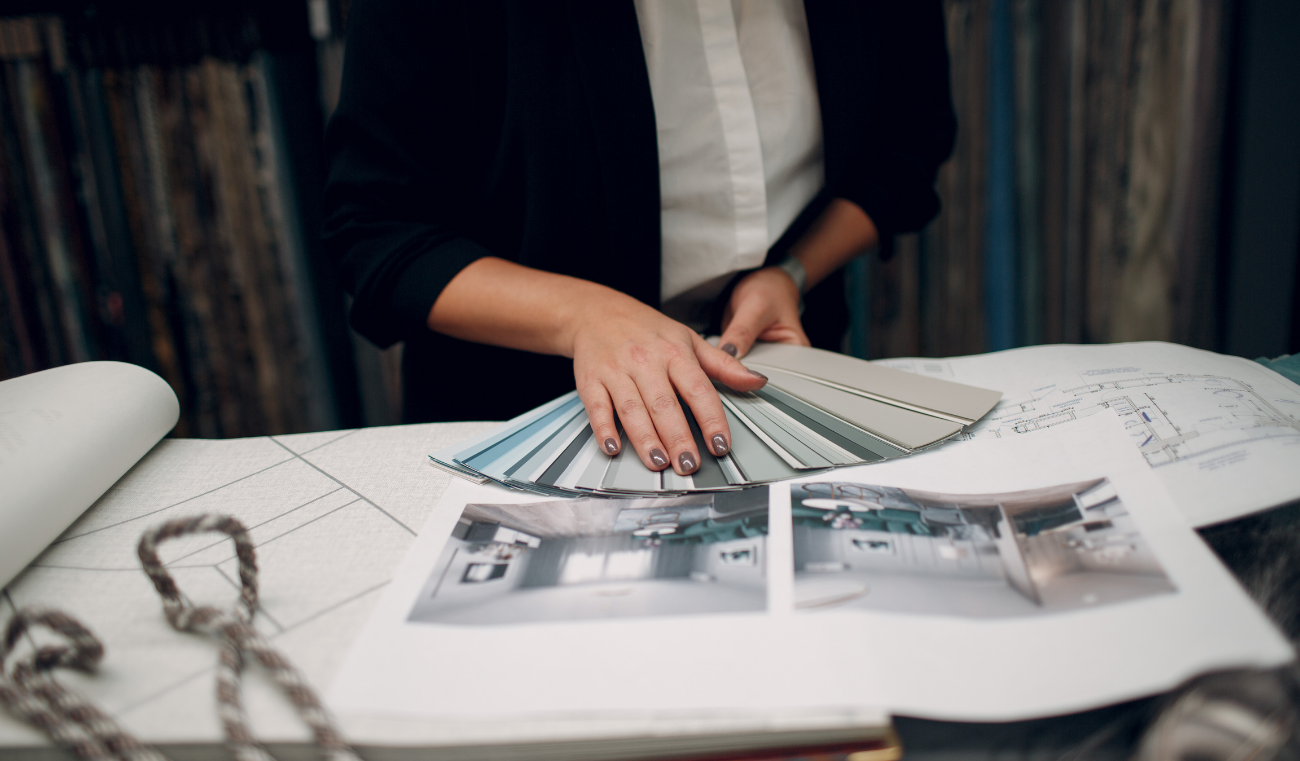 Ristrutturare o arredare una casa può sembrare un’impresa entusiasmante, ma spesso nasconde insidie legate a scelte sbagliate, sprechi di tempo e budget fuori controllo. È qui che entra in gioco la figura dell’interior designer, un professionista in grado di trasformare le idee in spazi armoniosi, funzionali e su misura.